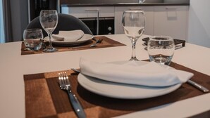 A modern kitchen with a dining area. - Wifi, resort center, fitness, balcony, tv, 25-32m², Brides Les Bains (Brides-les-Bains)