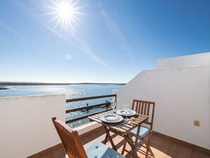 Outdoor dining - Pansy Studio, Cabanas de Tavira, Algarve (Cabanas de Tavira)