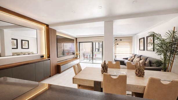 Un espace repas moderne avec une table et des chaises en bois, un grand miroir et une vue sur le salon.