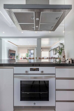 Refrigerador, microondas, horno y parrilla de estufa 