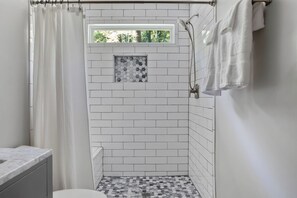 Dusche, Haartrockner, Handtücher, Seife