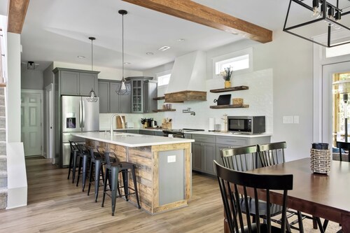 Clayton 3BR Modern Farmhouse & Downtown Sleeps 8 