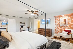 4 habitaciones, escritorio y tabla de planchar con plancha