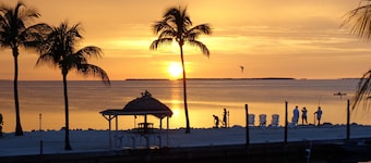 Charming Bayside 2 bed, 2 bath Condo at Futura in Islamorada WiFi, Pool, Dockage