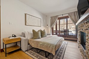 1 soverom, skrivebord, reiseseng for barn og wi-fi (inkludert)