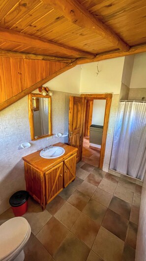 Cabin, Lake View | Bathroom | Towels, toilet paper - Complejo Don Cirilo (Villa Pehuenia)