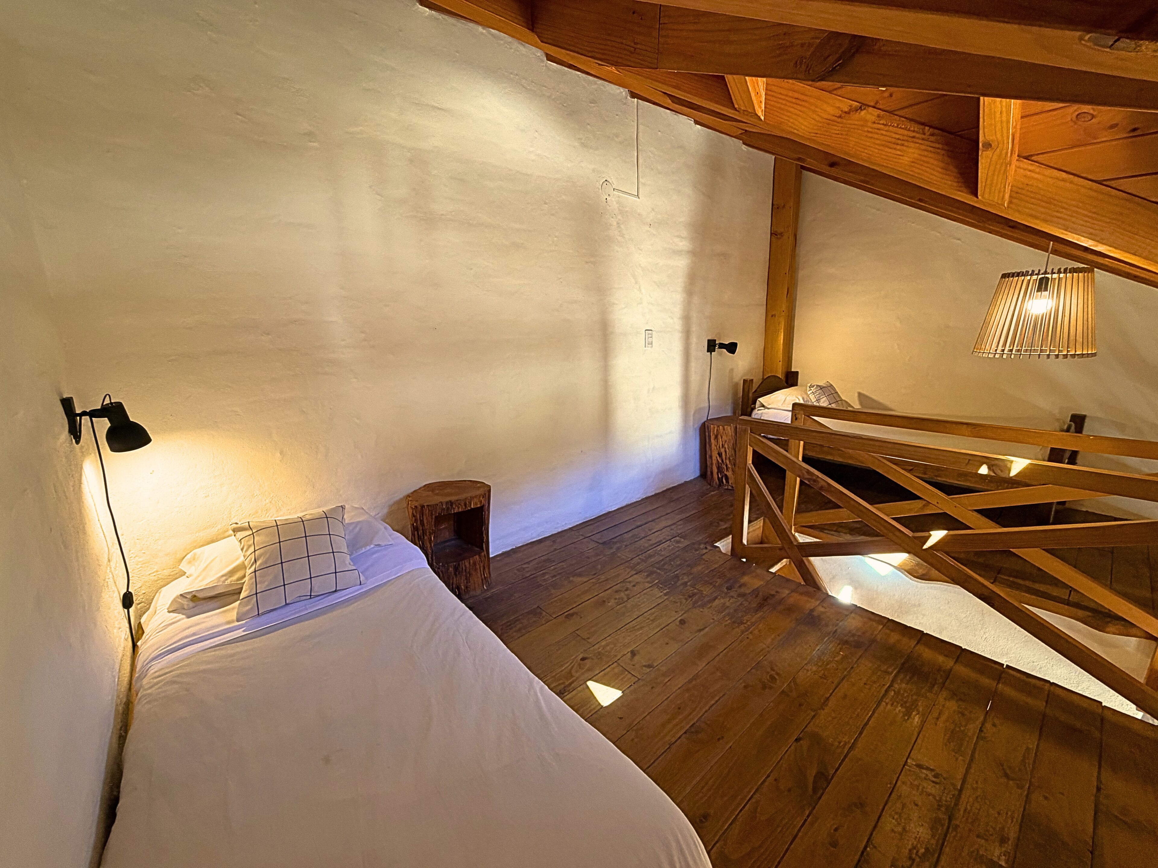 Wifi gratis, decoración personalizada y ropa de cama 
