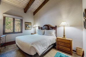 3 bedrooms, iron/ironing board, Internet, bed sheets - Cozy condo with mountain views & shared pool / hot tub - great location (Snowmass Village)