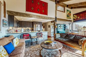 TV, fireplace - Cozy condo with mountain views & shared pool / hot tub - great location (Snowmass Village)