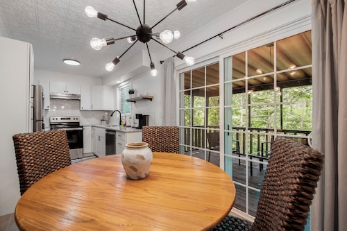 Updated, Cozy home- minutes to Tunnel Vision Trail! 