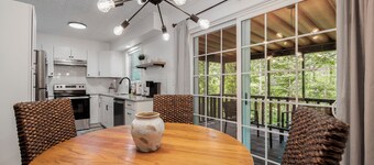 Updated, Cozy home- minutes to Tunnel Vision Trail! 