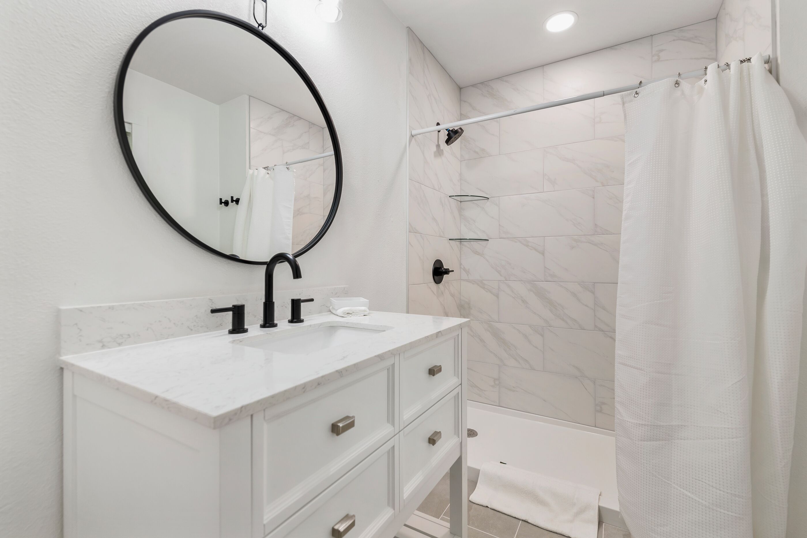 Douche, serviettes fournies, savon, papier toilette
