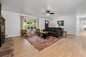 Smart TV - Updated, Cozy home- minutes to Tunnel Vision Trail!  (Bella Vista)