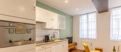 Fridge, oven, dishwasher, coffee/tea maker