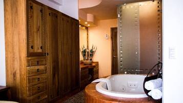 Een douche, een haardroger, handdoeken, zeep