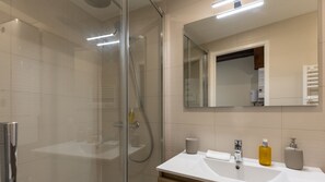 Regadera, amenidades de baño gratuitas, secadora de cabello, toallas 