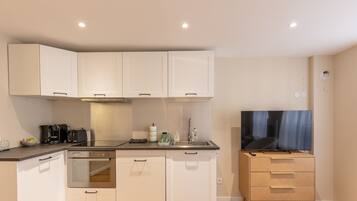 Réfrigérateur, four, lave-vaisselle, cafetière/bouilloire