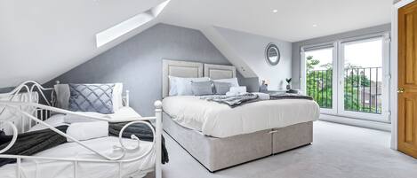 3 bedrooms, desk, iron/ironing board, free WiFi