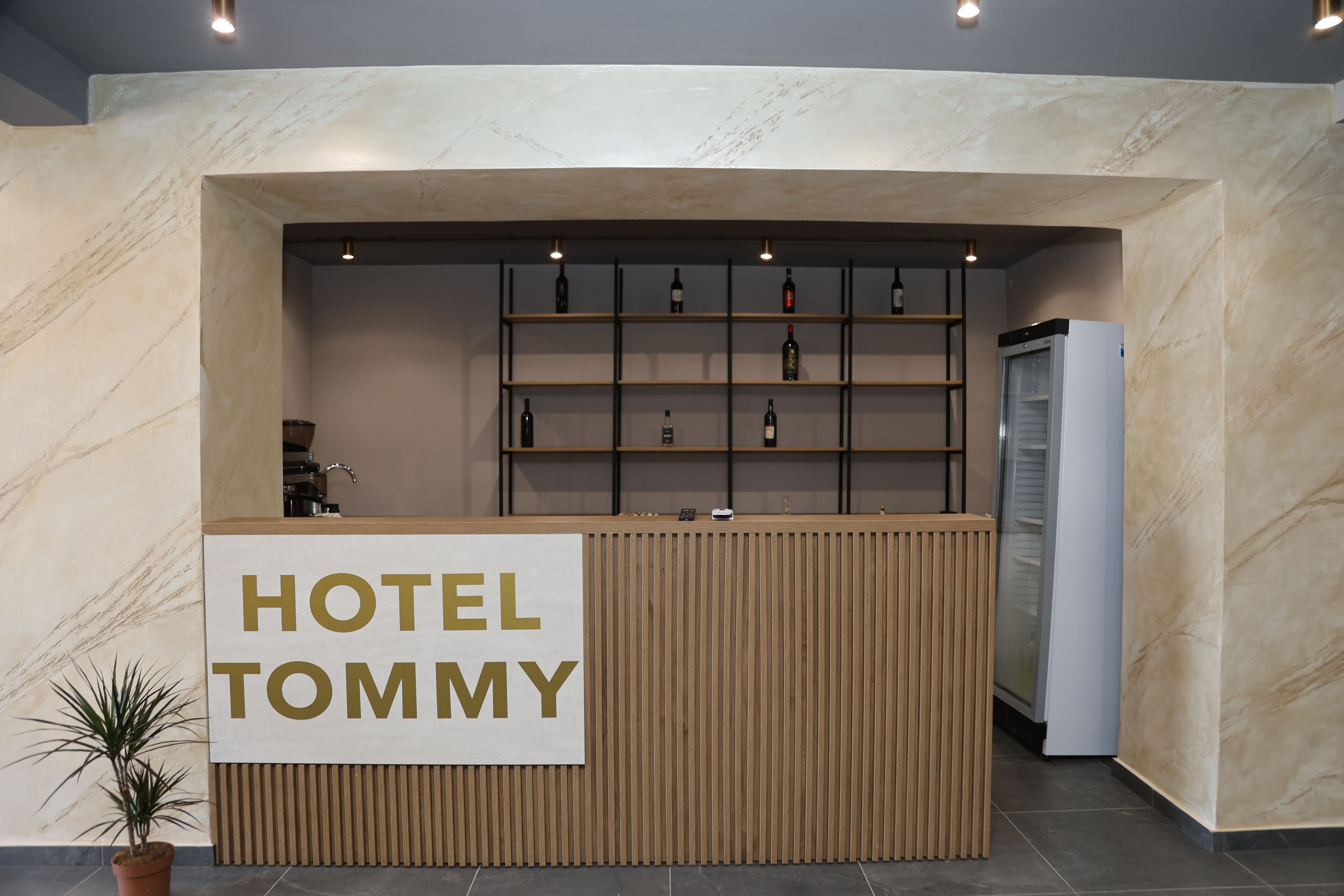 Een hotel receptie met een bord waarop 