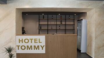 Een hotel receptie met een bord waarop
