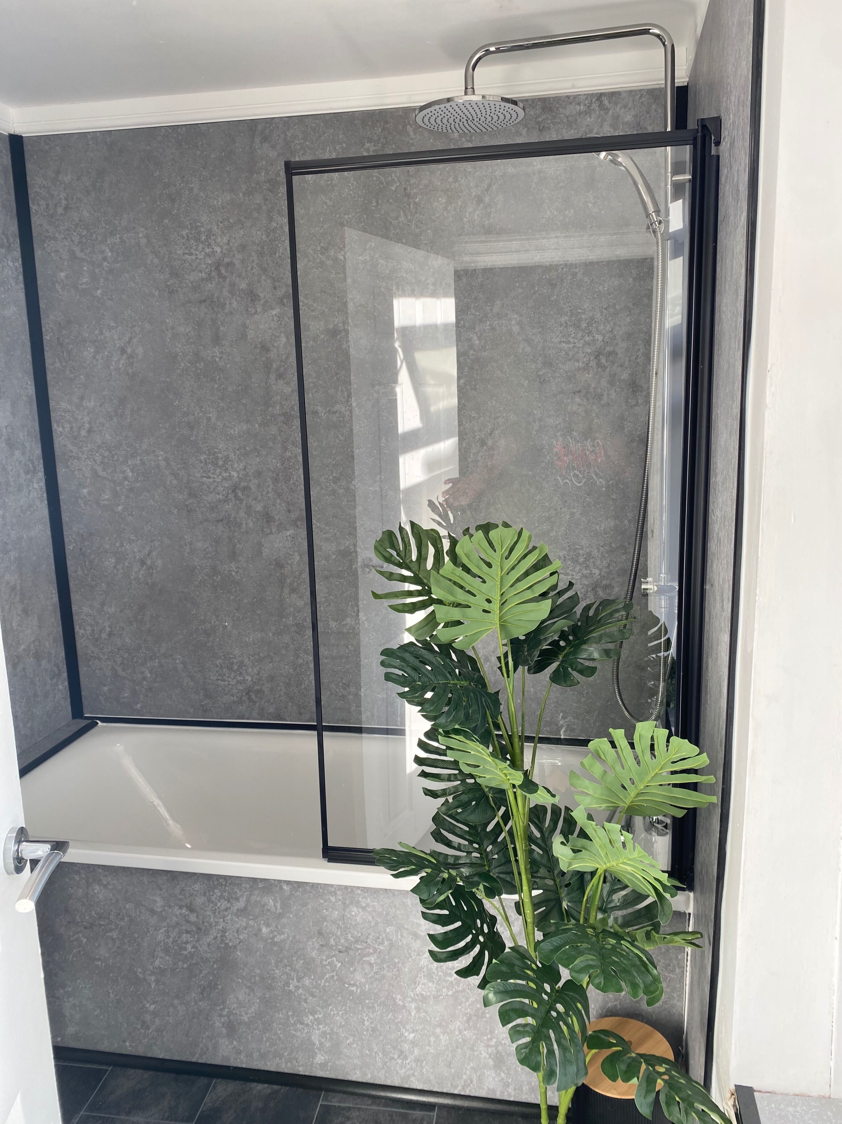 House | Bilik Mandi | Gabungan pancuran/tab mandi, tab mandi rendaman dalam, pengering rambut 