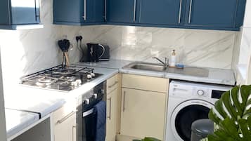 House | Private kitchen | Fridge, microwave, oven, stovetop