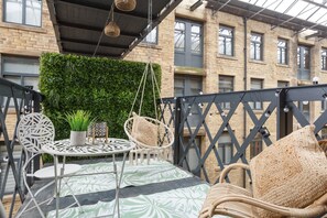 Outdoor dining - Beautiful 2 Bed With Balcony (Bradford)