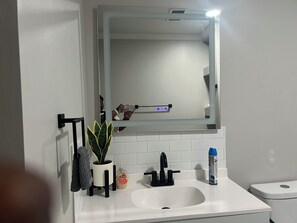 Een douche, handdoeken, toiletpapier