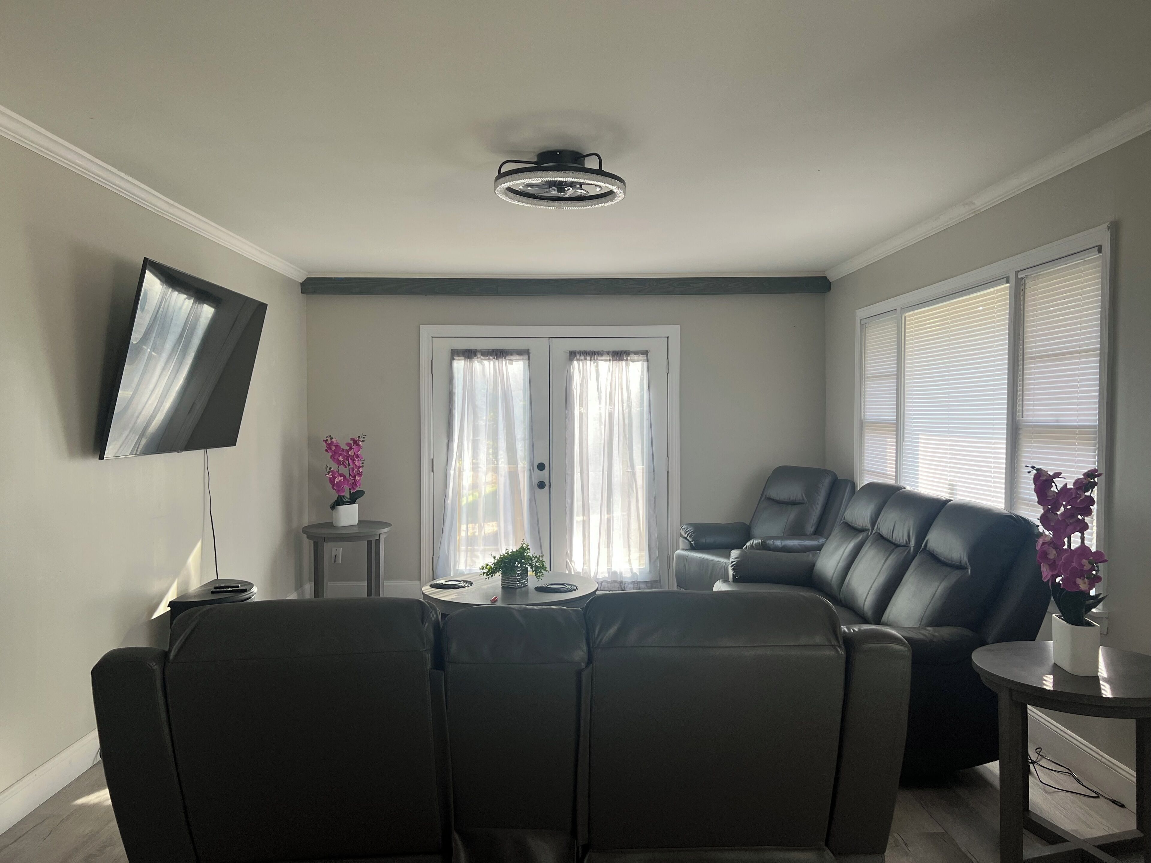Smart TV y chimenea 