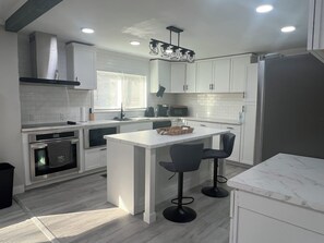 Een koelkast, een microgolfoven, een oven, een kookplaat