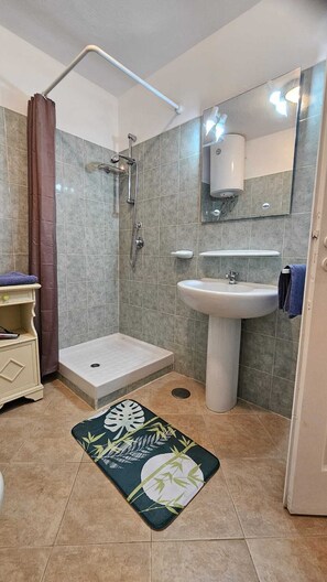 Assecador de cabells, tovalloles, sabó i paper higiènic 