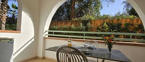 تناول الطعام بالخارج