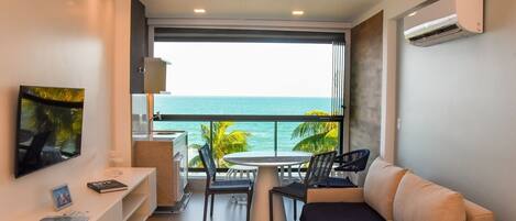 Studio Classique | Coin séjour | TV connectée de 40 pouces avec chaînes numériques