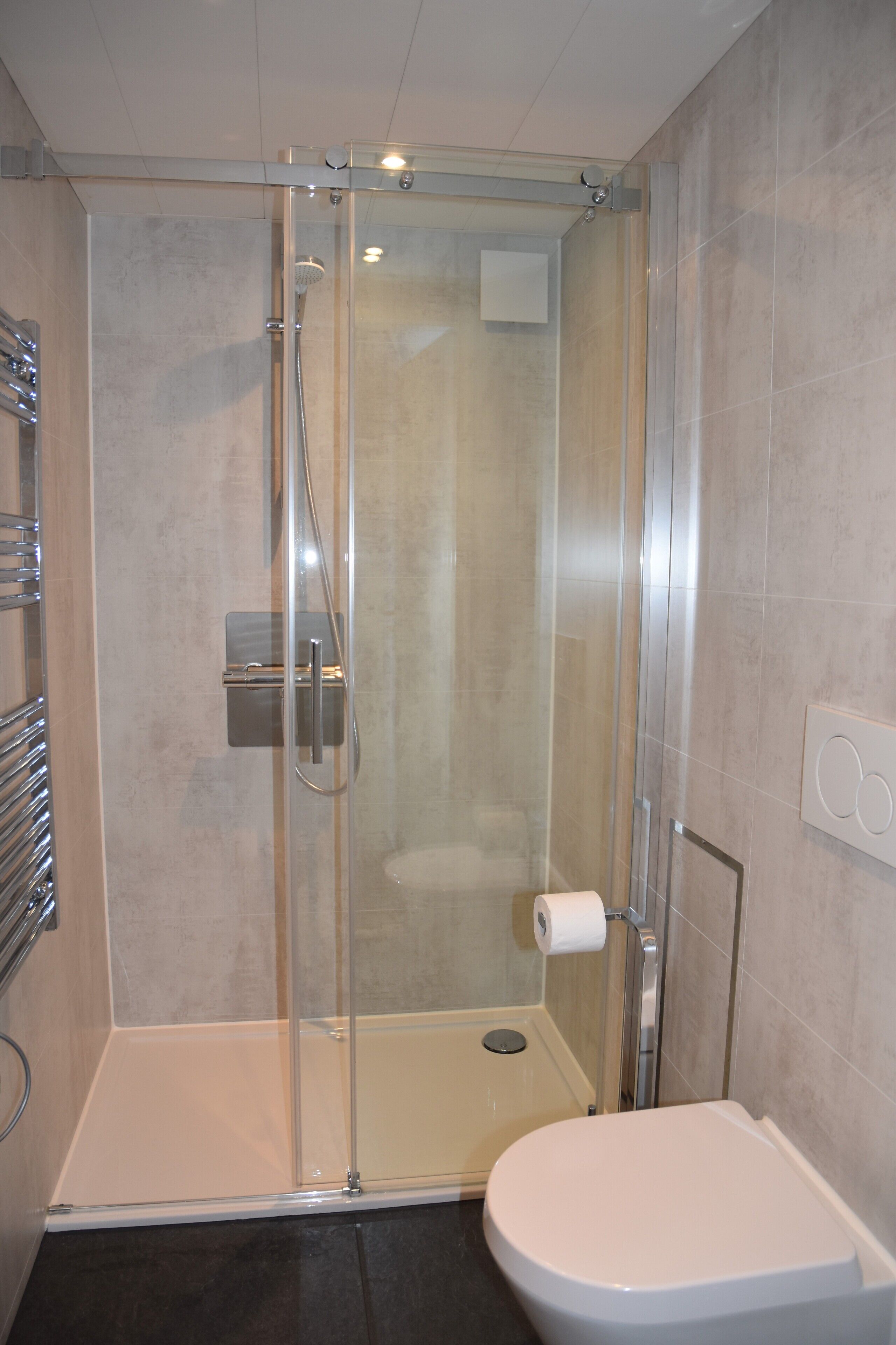 Douche, sèche-cheveux, serviettes fournies, savon