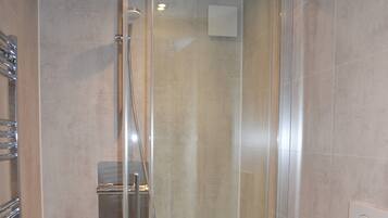 Douche, sĂšche-cheveux, serviettes fournies, savon