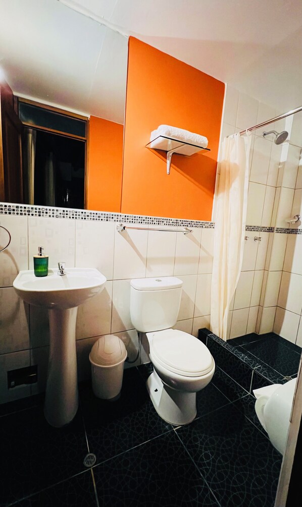 A bathroom with a sink, toilet, and shower. - Sara Garden Lodge (Ollantaytambo)