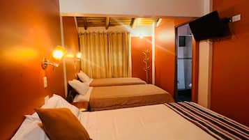 Chambre Quadruple Confort, 1 chambre, balcon, vue montagne | Literie de qualité supérieure, couette en duvet d'oie