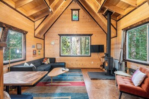 TV, fireplace, DVD player, books - Your Adventure Basecamp - A Semi Off-Grid Experience with Sauna (Gold Bar)