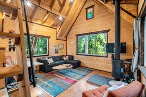 TV, fireplace, DVD player, books - Your Adventure Basecamp - A Semi Off-Grid Experience with Sauna (Gold Bar)