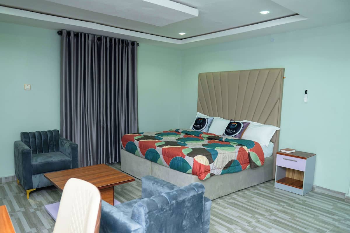 Classic Studio Suite, Non Smoking, Courtyard View | Minibar, desk, laptop workspace, soundproofing