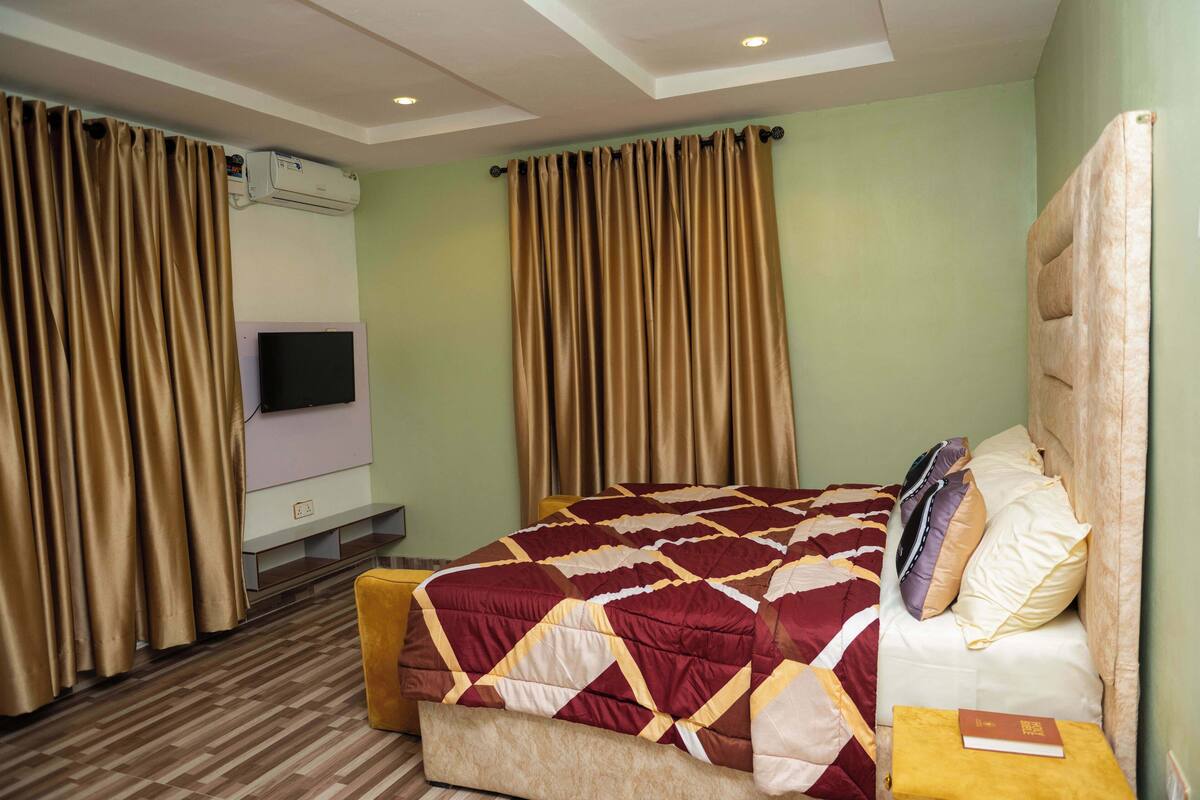 Executive Studio | Minibar, desk, laptop workspace, soundproofing