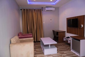 高級公寓 | 客廳 | 32 吋智能電視連衛星電視頻道