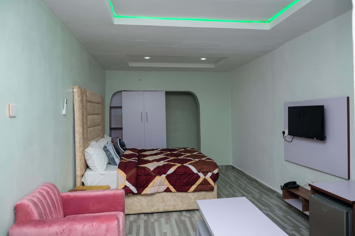 Executive Apartment | Minibar, desk, laptop workspace, soundproofing