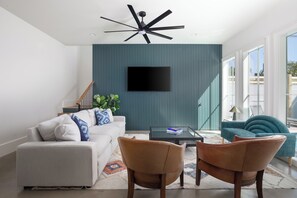 House | Ruang tamu | 50 inci televisyen LED dengan digital, Netflix, Hulu