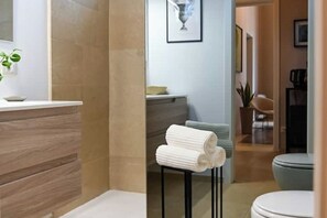 Dusche, Haartrockner, Bidet, Handtücher