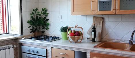 Réfrigérateur, four, plaque de cuisson, cafetière/bouilloire