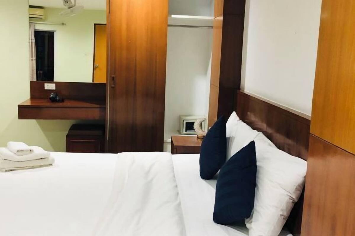 WiFi (free), bed sheets