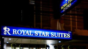 Ein Hotel Eingang mit einem Schild, auf dem ‚ROYAL STAR SUITES‘ steht, und einem Logo darüber.