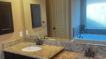 Tina de hidromasaje, secadora de cabello, toallas, jabón