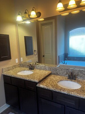 Bañera de hidromasaje, secador de pelo, toallas, jabón